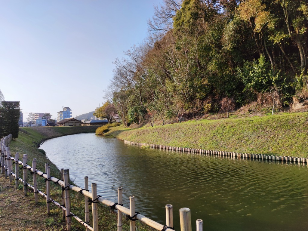 湯築城跡 入口付近の堀と土塁