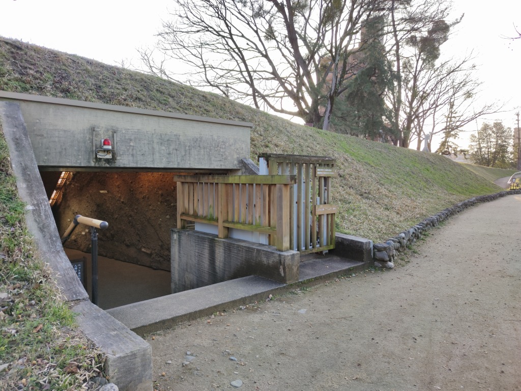 湯築城跡 土塁展示室入口付近