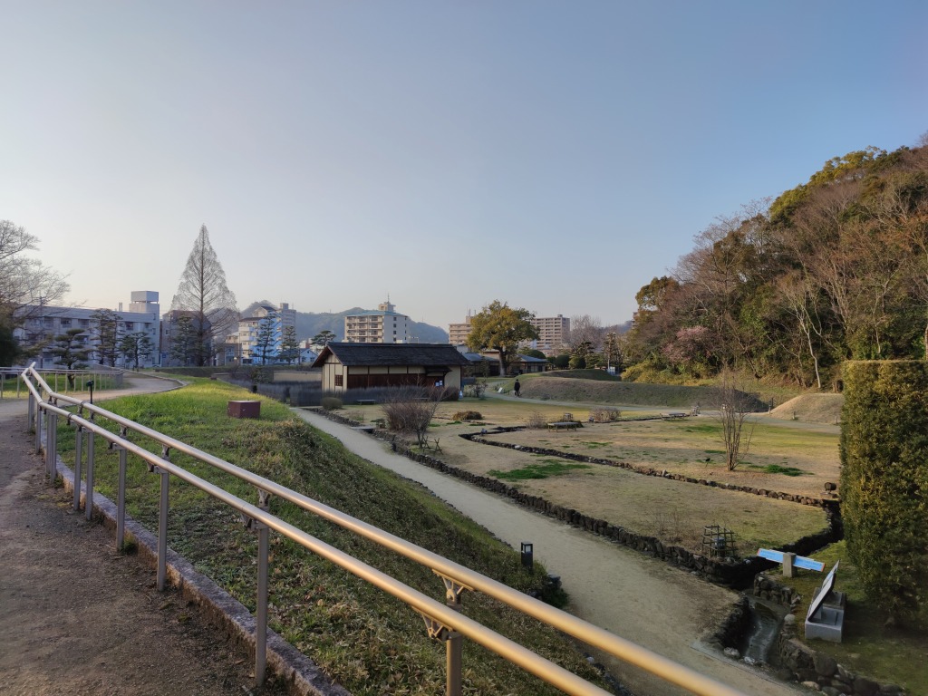 湯築城跡 土塁の上の散策路