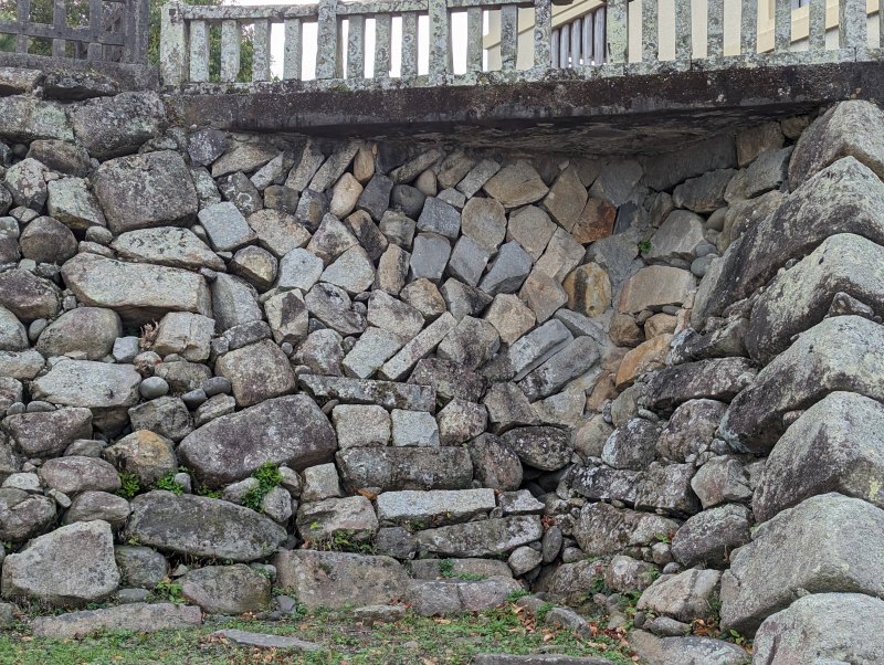 中津城 鉄門跡石垣に使われた古代山城由来の石材