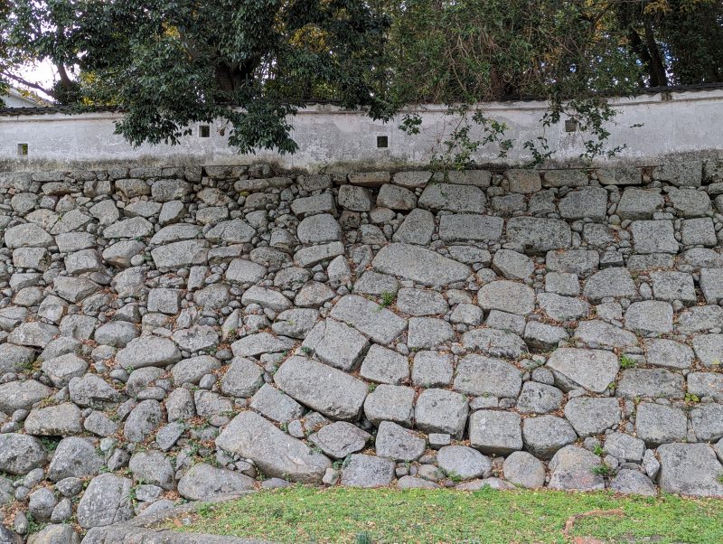 中津城 薬研堀沿いに残る黒田時代と細川時代の石垣