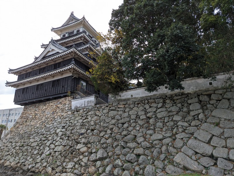 中津城 本丸北側の薬研堀と石垣