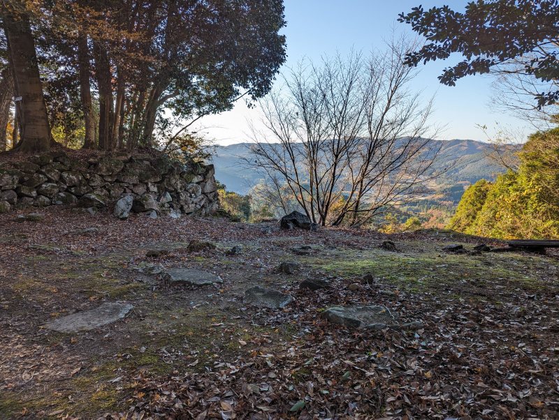 角牟礼城二の丸の穴太積み石垣と櫓門跡