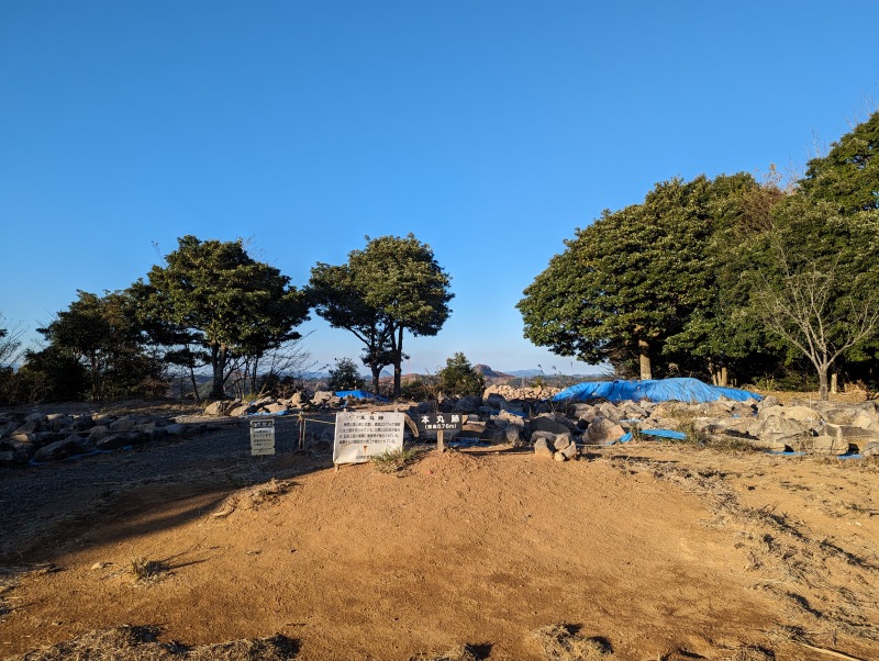 角牟礼城本丸跡と玖珠盆地の眺望