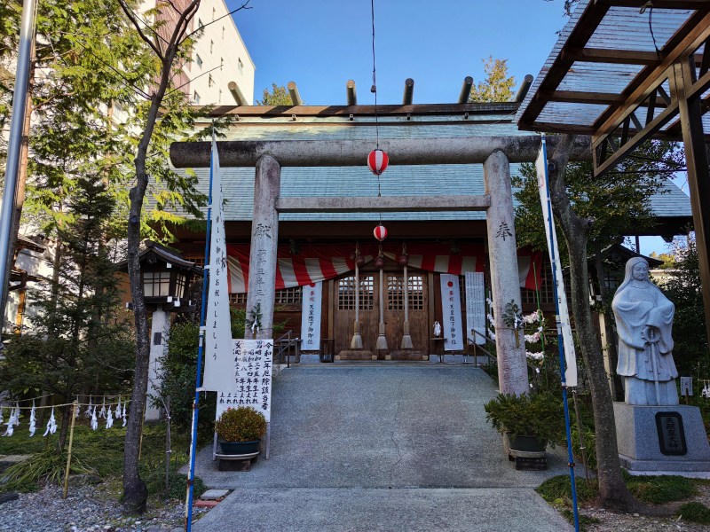 高知大神宮 天照皇大神像 鳥居 参道の風景