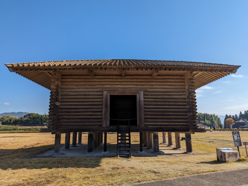 鞠智城 八角形鼓楼の全景、草地に立つ復元建物