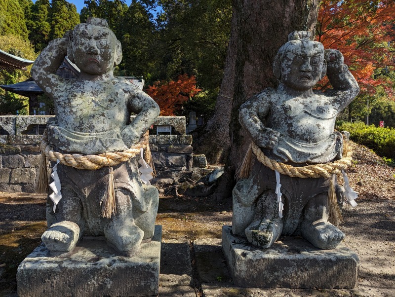 城野松尾神社 石灯籠と力神像