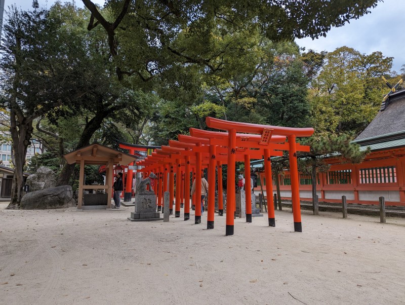 住吉神社の稲荷神社と狐像