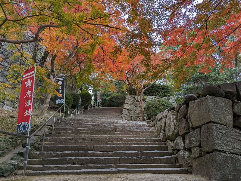 唐津城 登城道の石段と土塁