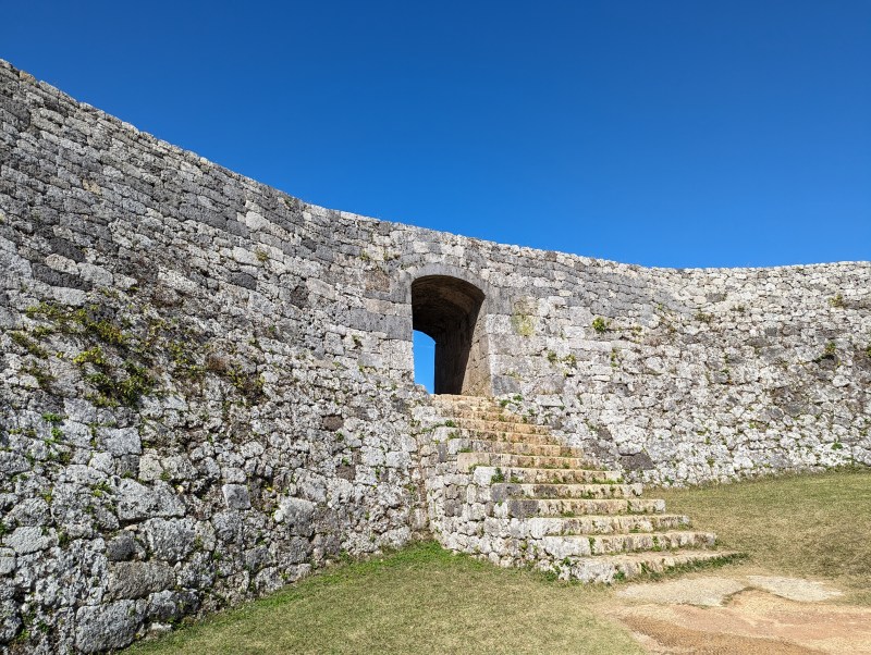 座喜味城跡 一の郭へ続く石造アーチ門と曲線石垣
