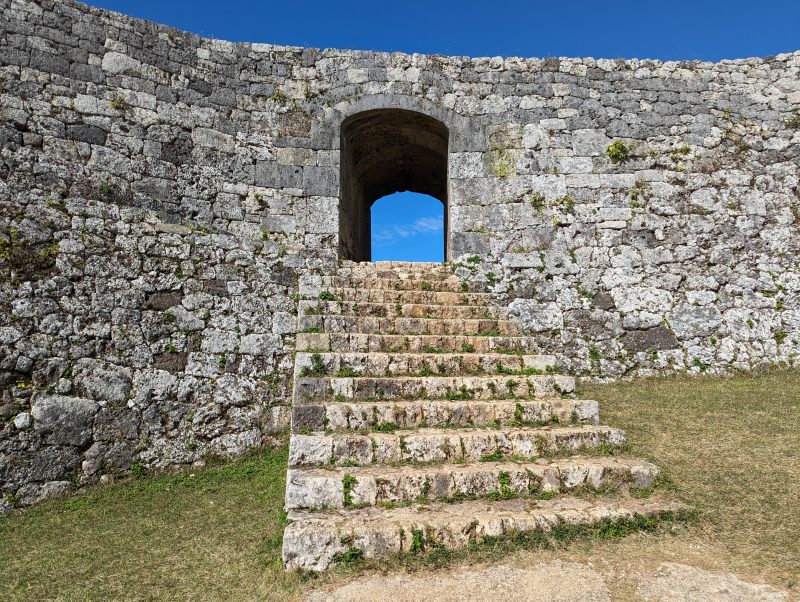 座喜味城跡 アーチ門間の屈曲した防御通路
