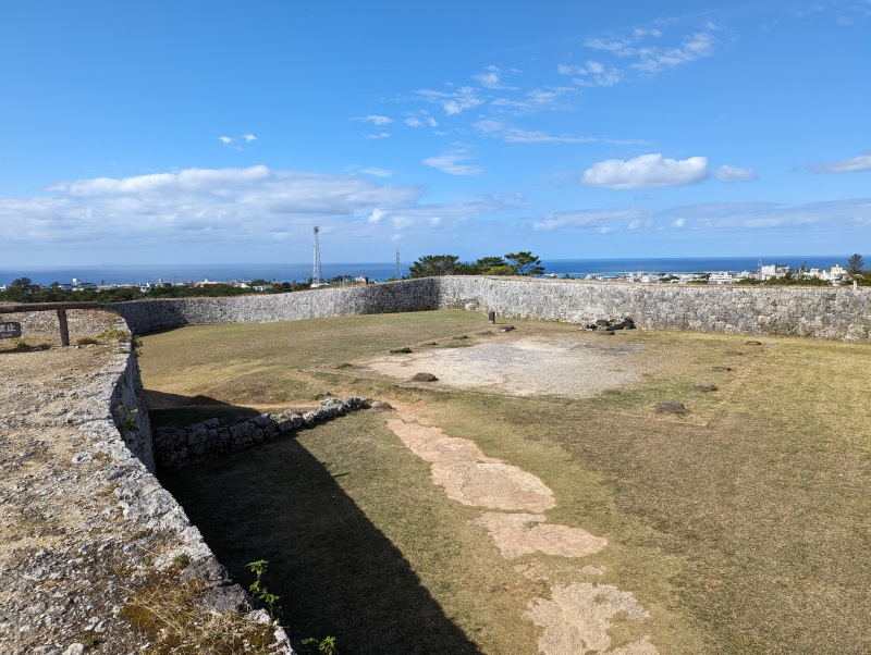 座喜味城跡 城壁上から見る琉球石灰岩の曲線石垣