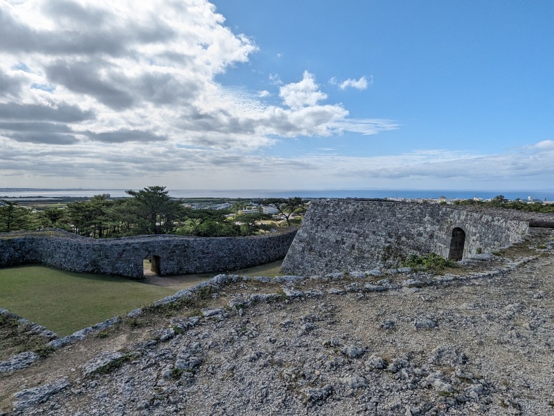 座喜味城跡 城壁上から望む読谷村と東シナ海の景色