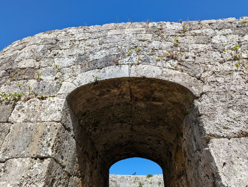 座喜味城跡 アーチ門のくさび石構造
