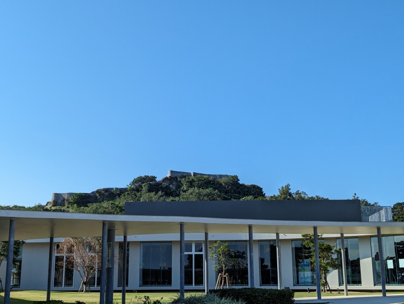 あまわりパーク外観と勝連城跡入口付近