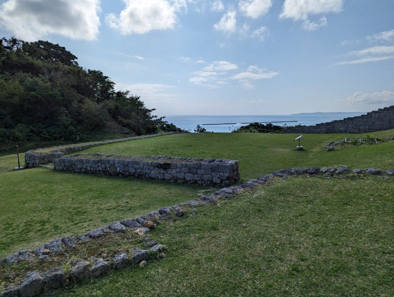 勝連城跡四の曲輪の広い平坦地と石垣