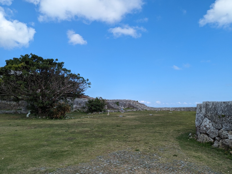勝連城跡三の曲輪へ続く石段と石垣