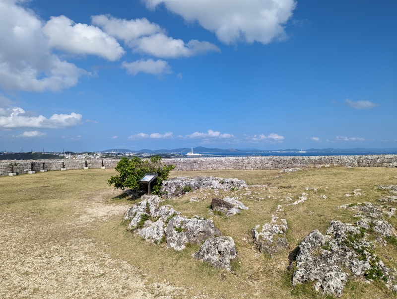 勝連城跡一の曲輪の石垣と主郭の様子