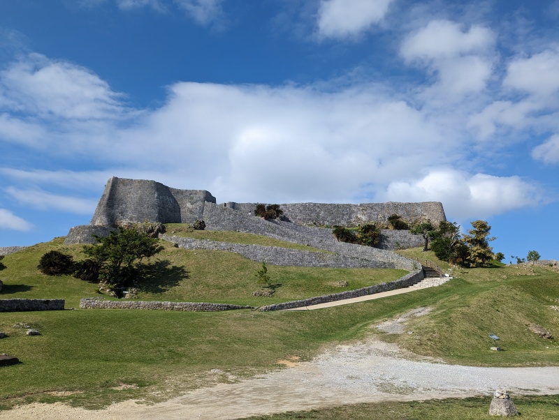 勝連城跡一の曲輪から望む金武湾と太平洋の景色