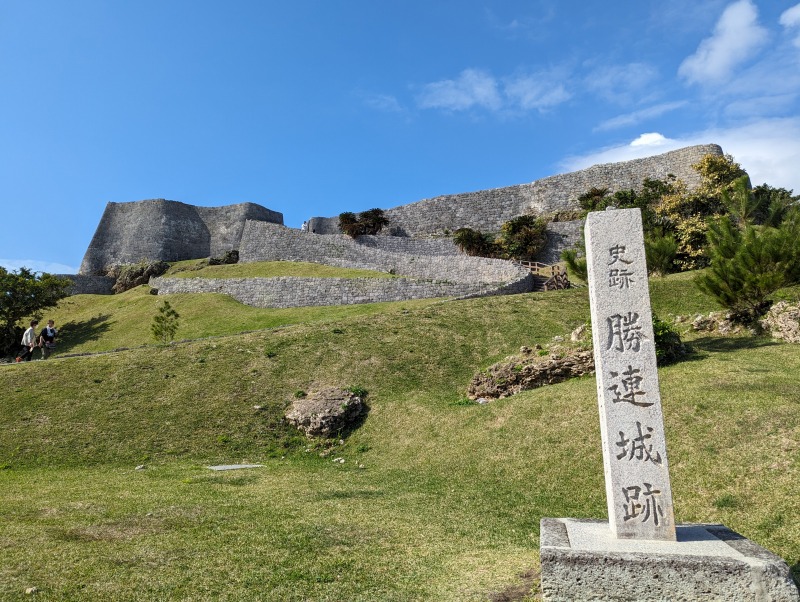 勝連城跡の曲線石垣と青空