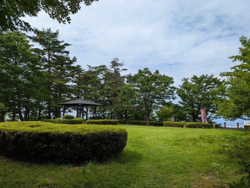 向羽黒山城跡 二曲輪の細長い平場と曲輪遺構