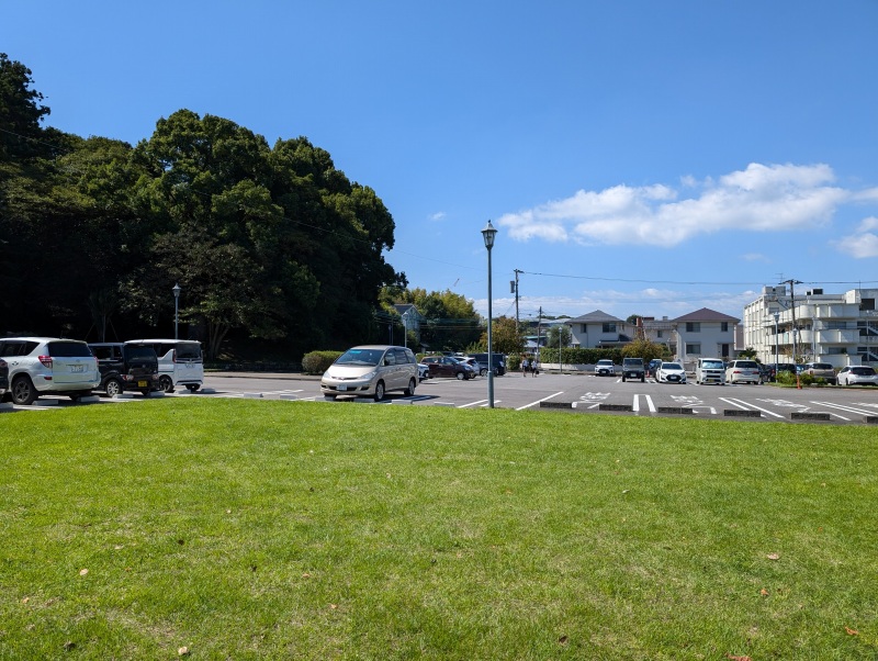 北駐車場から見た北櫓跡と城入口