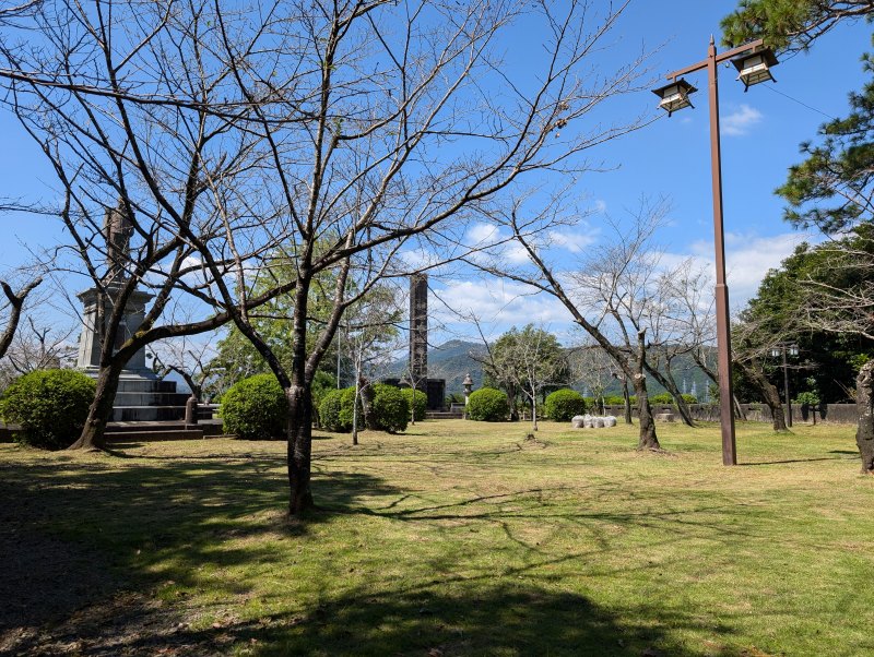 本丸広場と鐘つき堂