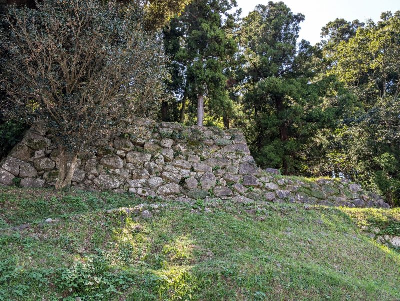 北櫓跡と野面積みの石垣