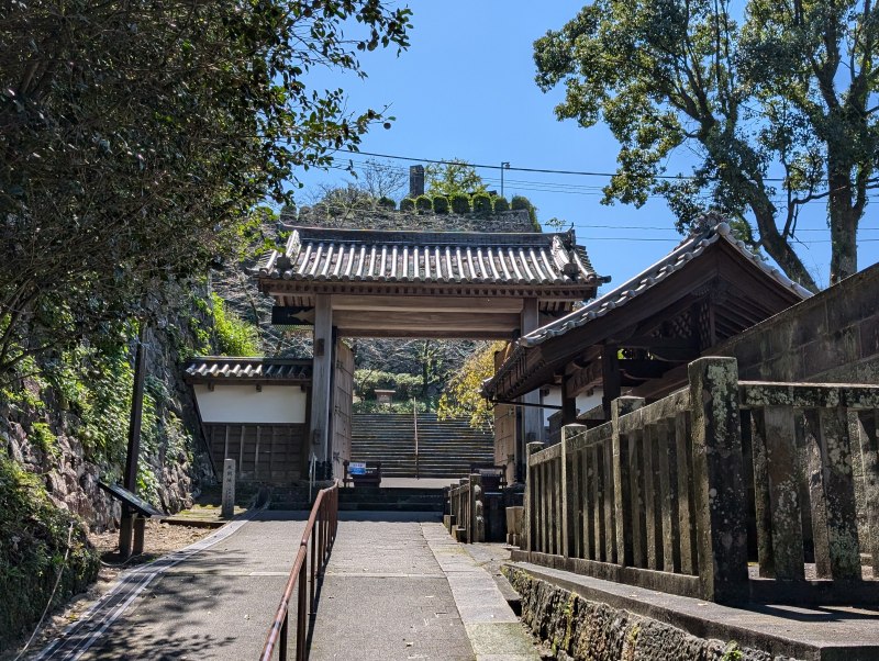 北大手門跡の礎石と石垣構造