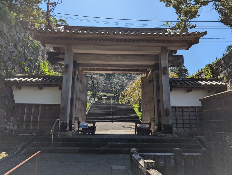 北大手門の復元門 正面全景