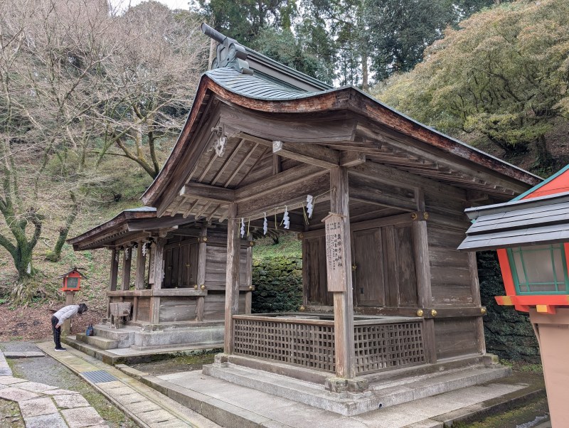 真根子神社と高良御子神社、摂末社の景観