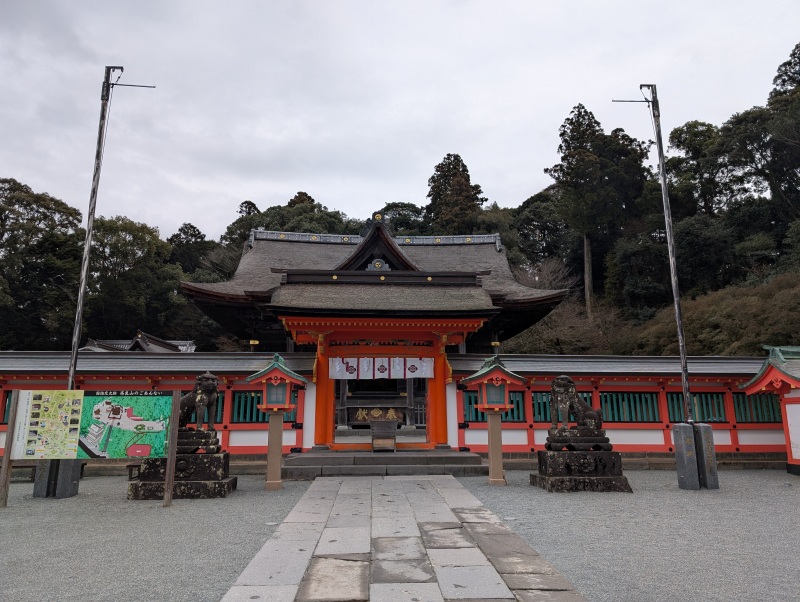 高良大社本殿と拝殿の外観