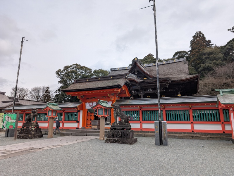 高良大社の境内全景、拝殿と本殿を望む