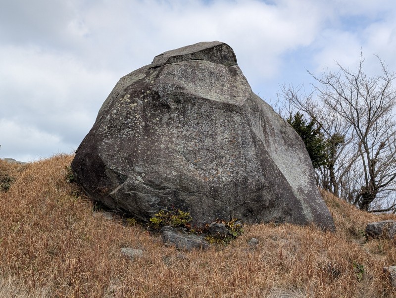 基肄城山頂のタマタマ石、荒穂神社の磐座として信仰される巨岩