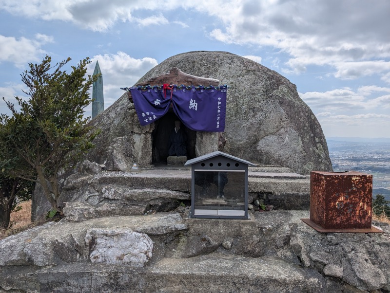 基肄城跡の全景、山全体に残る土塁と石塁