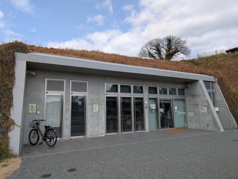 水城館と第2広場の全景