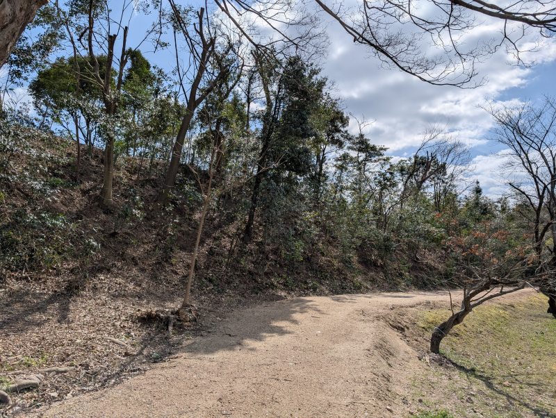水城跡の版築土塁沿い散策