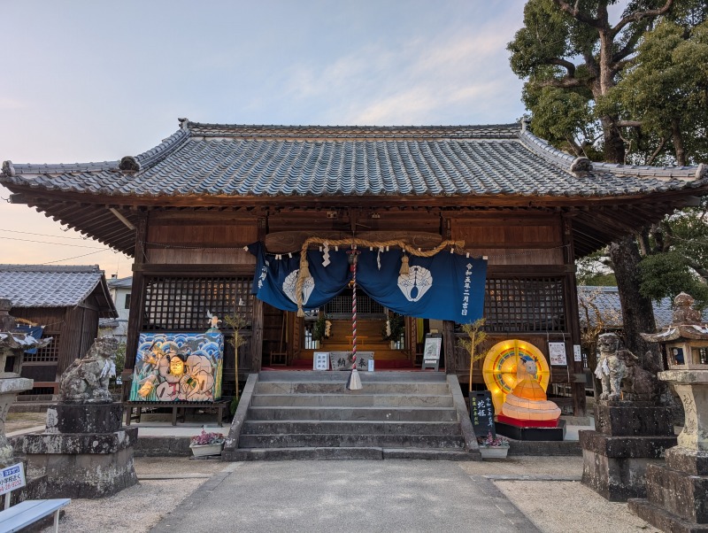 豊玉姫神社 境内全景、鳥居や木々に囲まれた様子