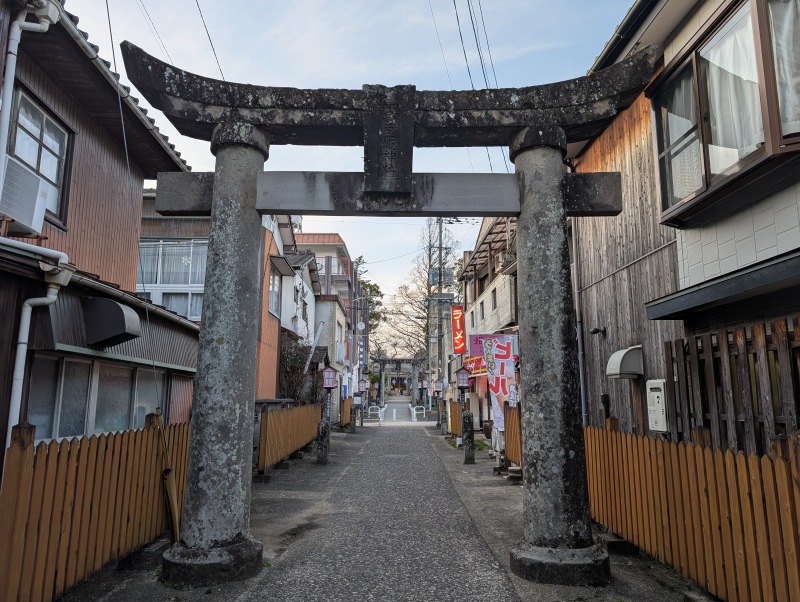 豊玉姫神社 三ツ鳥居、参道入口から望む