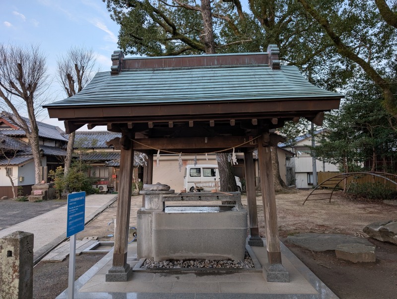 豊玉姫神社 手水舎、温泉水が流れる様子
