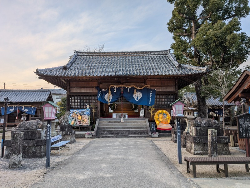 豊玉姫神社 本殿拝殿、瓦葺きと流造建築