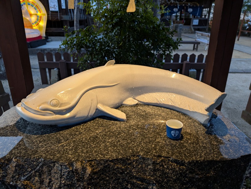 豊玉姫神社 白磁製のなまず様