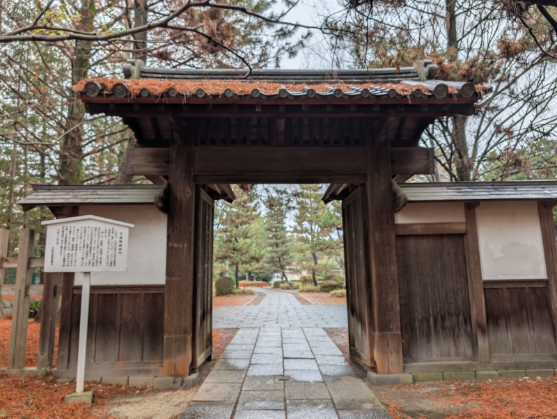 伝進修館表門、旧芳川家表門を移築