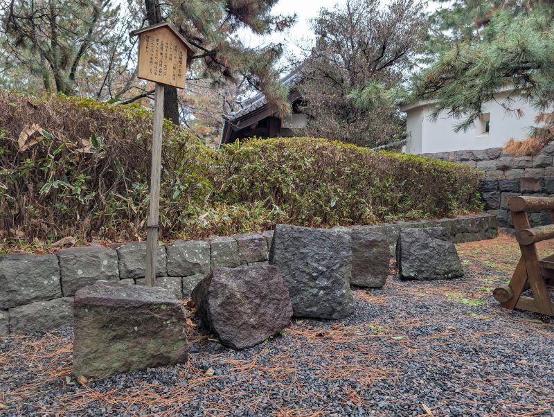 忍城の石垣と遊歩道