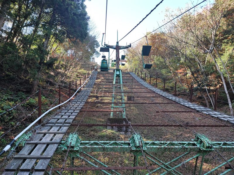 津和野城 観光リフトから見下ろす石垣と森林