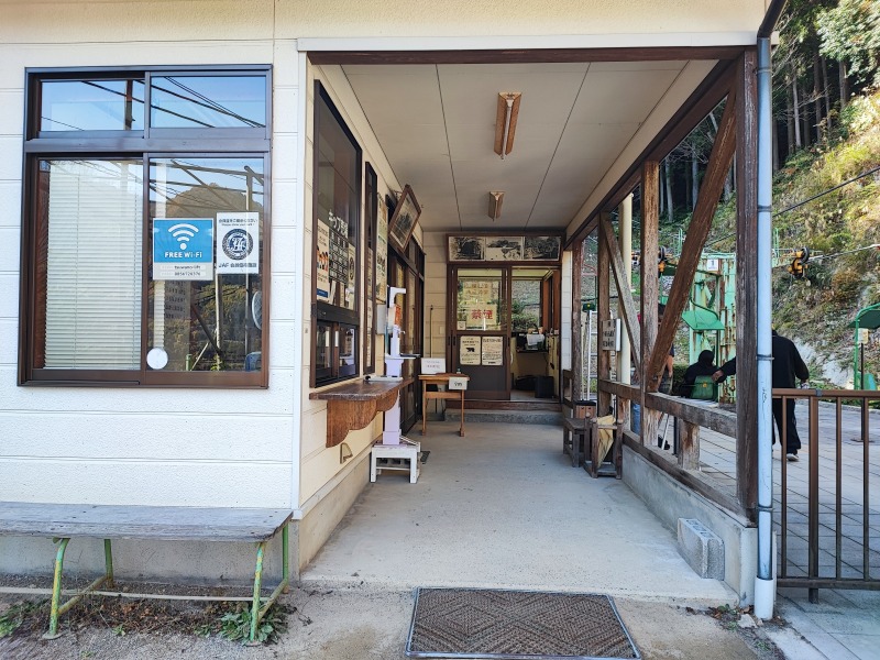 津和野城 リフト乗り場入口と山城の雰囲気