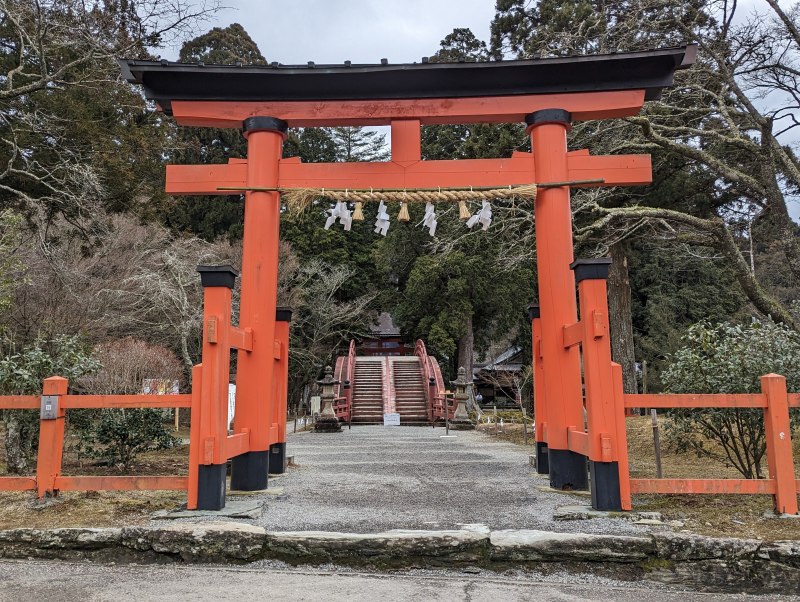 丹生都比売神社の外鳥居と中鳥居、朱塗りの両部鳥居