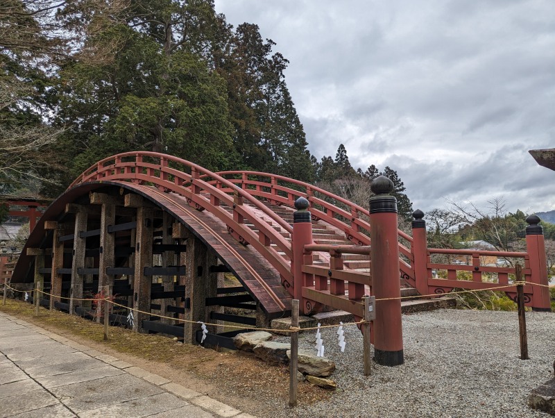 鏡池と朱塗りの輪橋、神域への象徴的景観