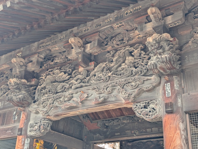 貴惣門正面の龍や霊獣の彫刻、左右に持国天と多聞天が安置される