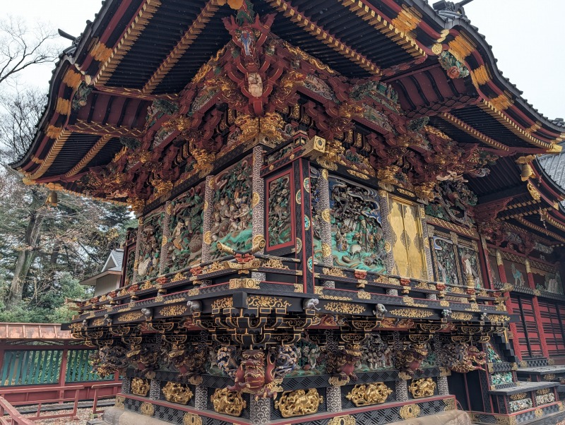 歓喜院聖天堂の正面、極彩色の彫刻と装飾が鮮やかに施された国宝建築